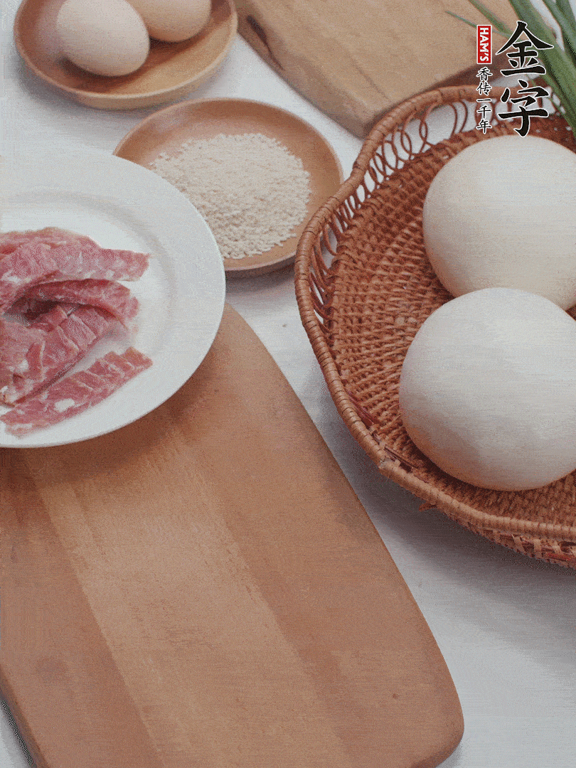 金字培根火腿切小片；饅頭、洋蔥切丁；香蔥切丁。