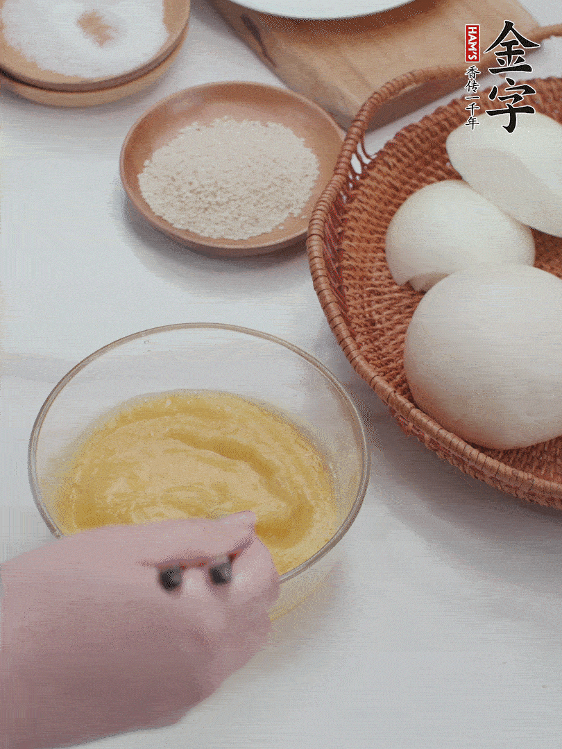 2個(gè)雞蛋加入1小勺鹽、1/2小勺胡椒粉打散。