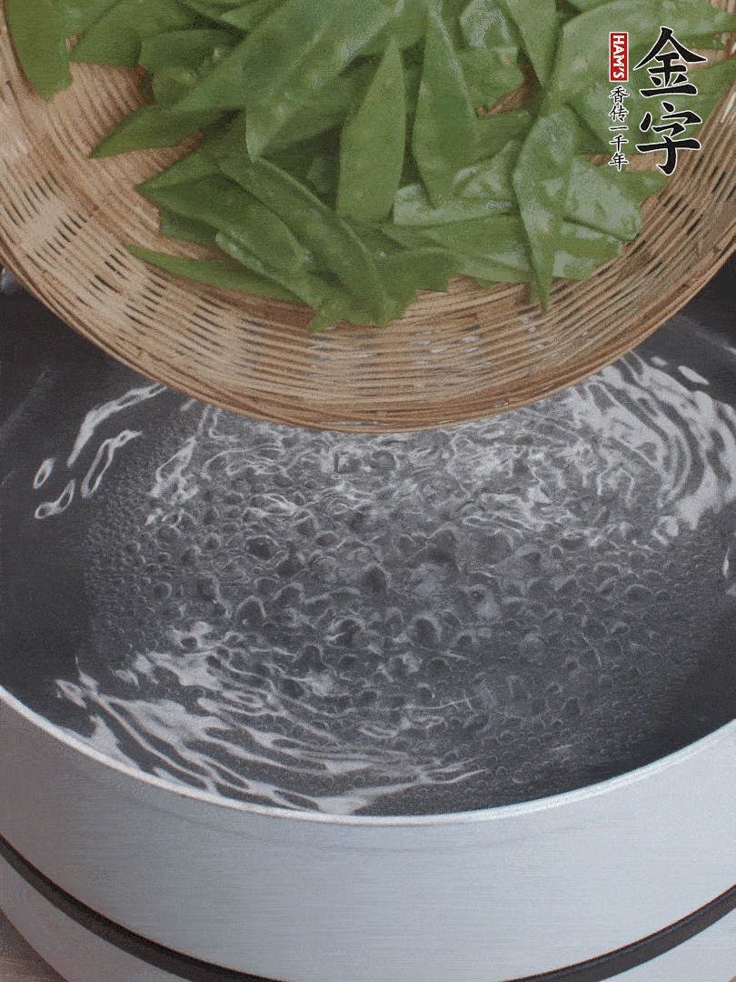 甜豆莢撕掉老筋，斜切兩半，焯水1分鐘。