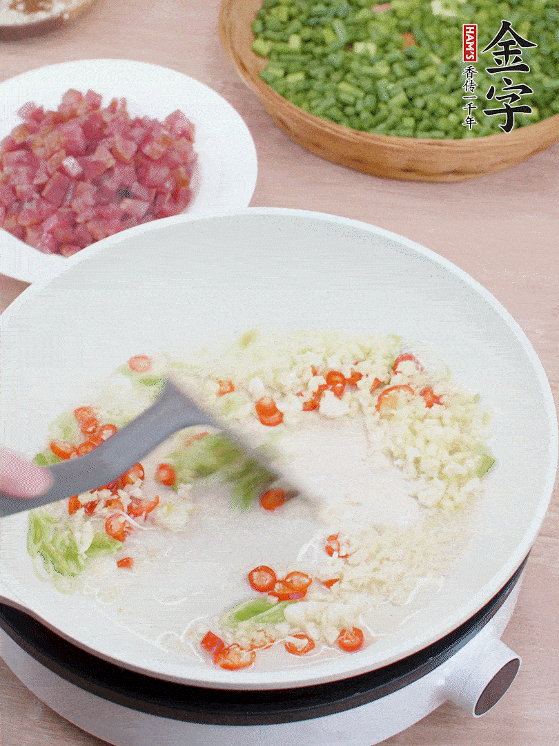 鍋中熱油，蔥姜蒜、小米辣煸香。