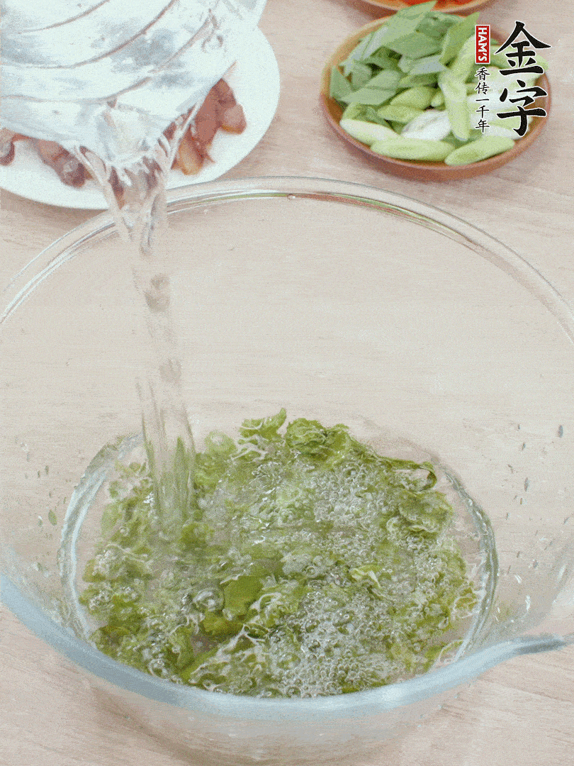 萵筍干溫水泡2小時，青紅辣椒切圈，姜切片，青蒜斜切段。