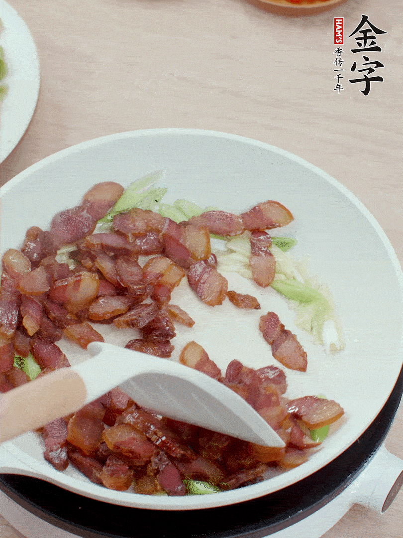 鍋中少許油，姜、蒜白爆香，下臘肉煸出油脂。