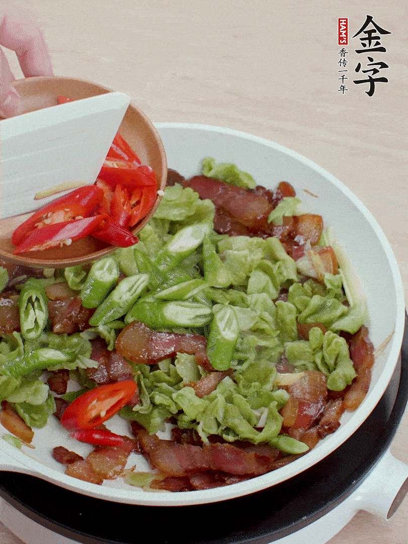 放萵筍干、青紅椒圈爆炒1分鐘。