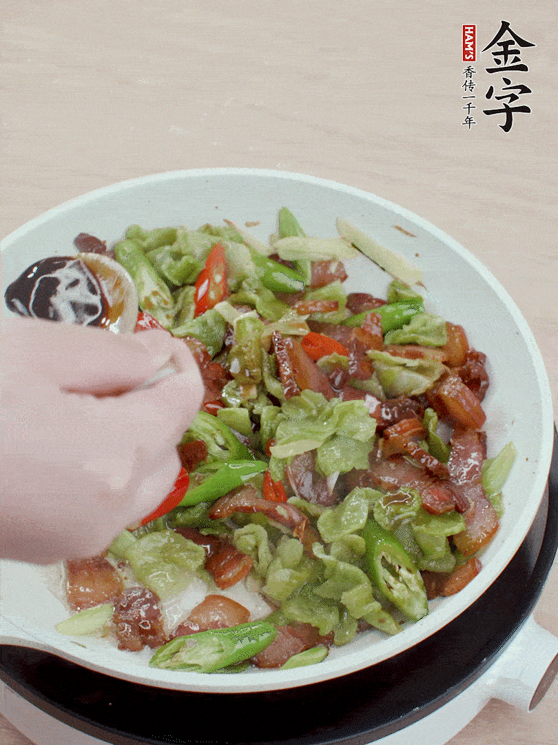 2勺生抽調(diào)味，最后撒蒜葉。