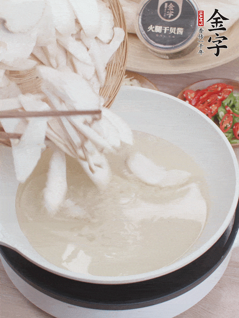 杏鮑菇切成片，油溫7層熱炸2分鐘。