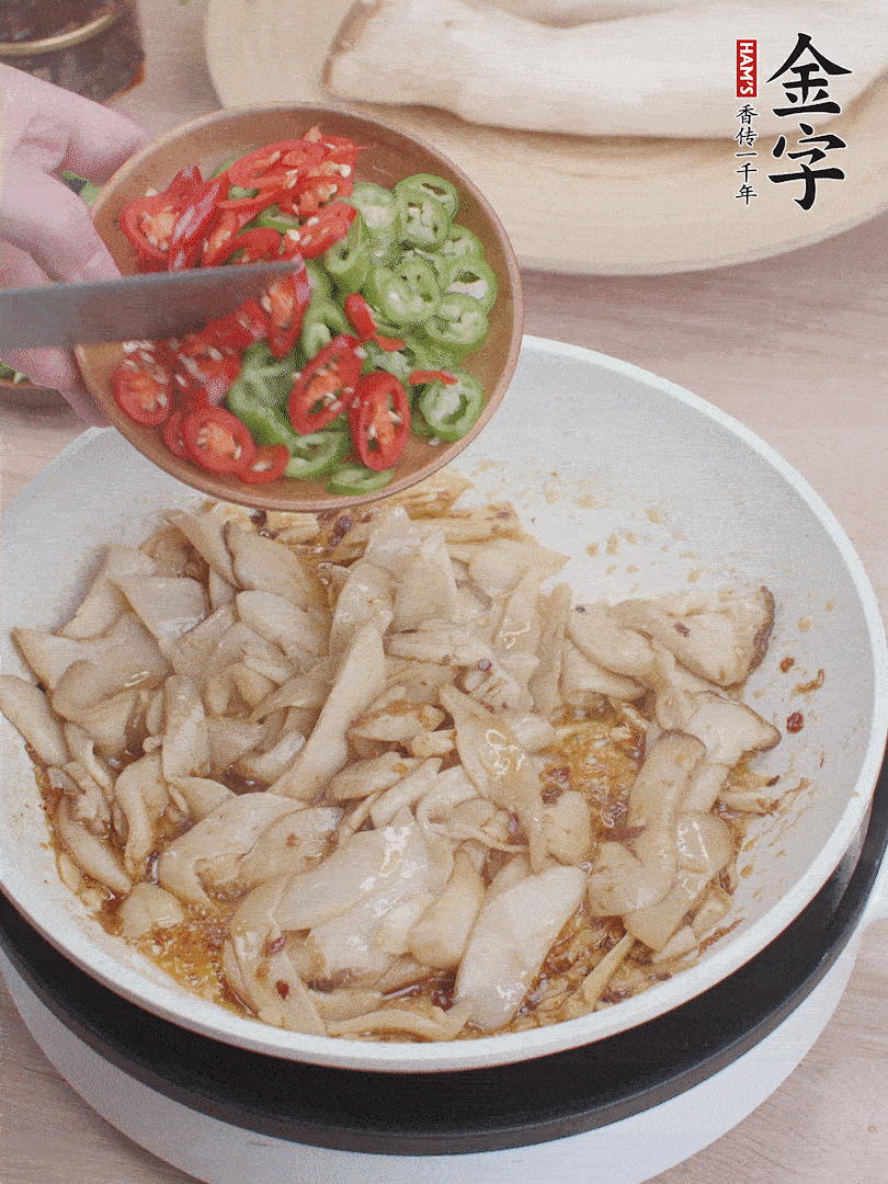 下杏鮑菇、青紅辣椒炒出香味。
