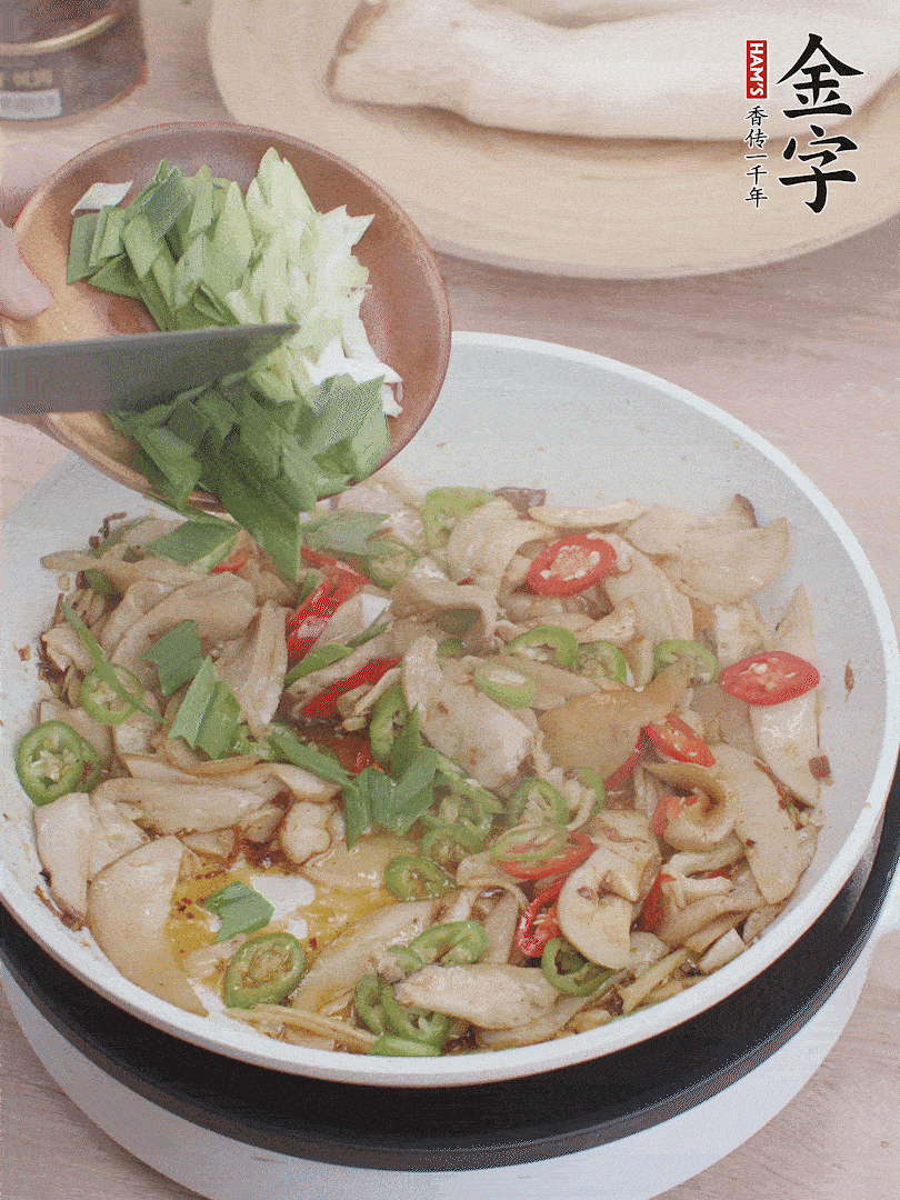 淋少許料酒、最后放大蒜葉。