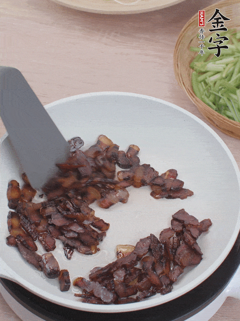 起鍋熱油，煸香醬油肉。