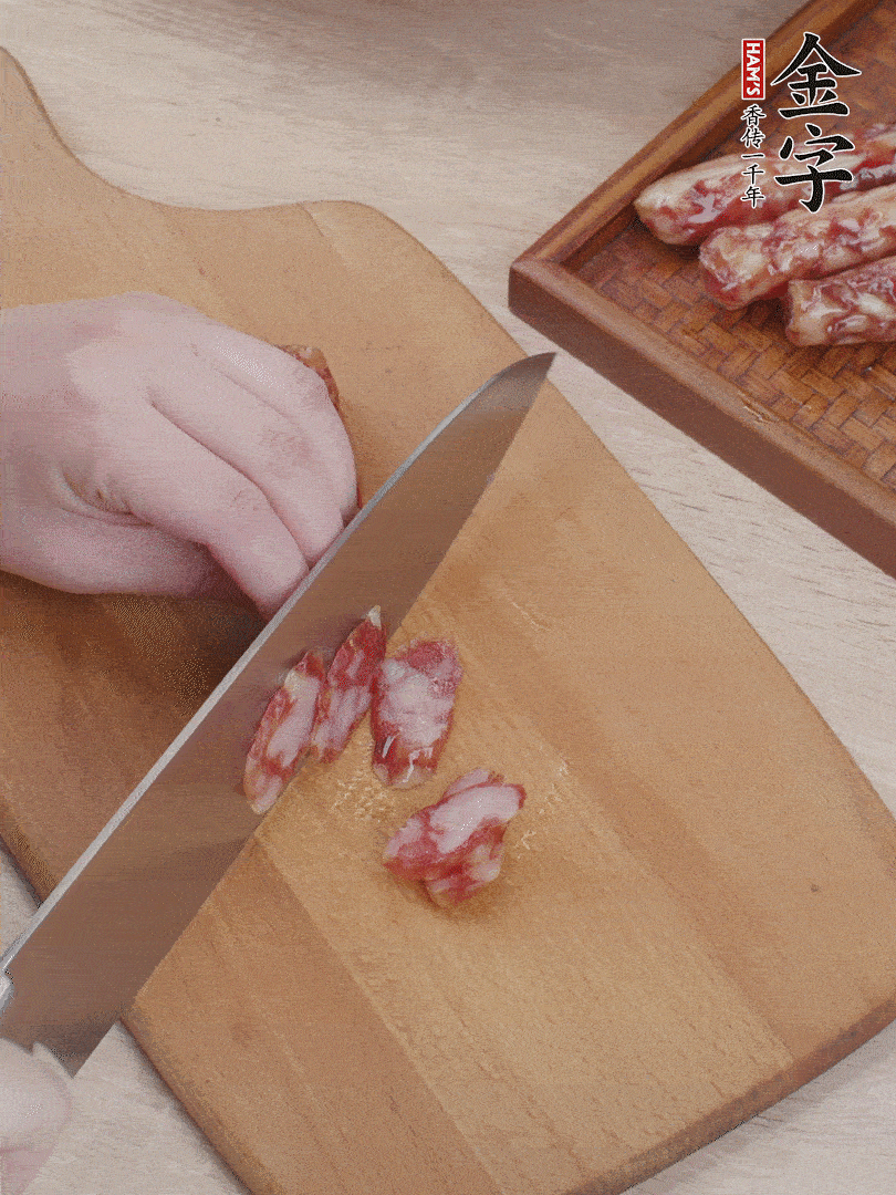 金字香腸斜切片，芹菜切段，小洋蔥切絲，綠菜椒切小塊。