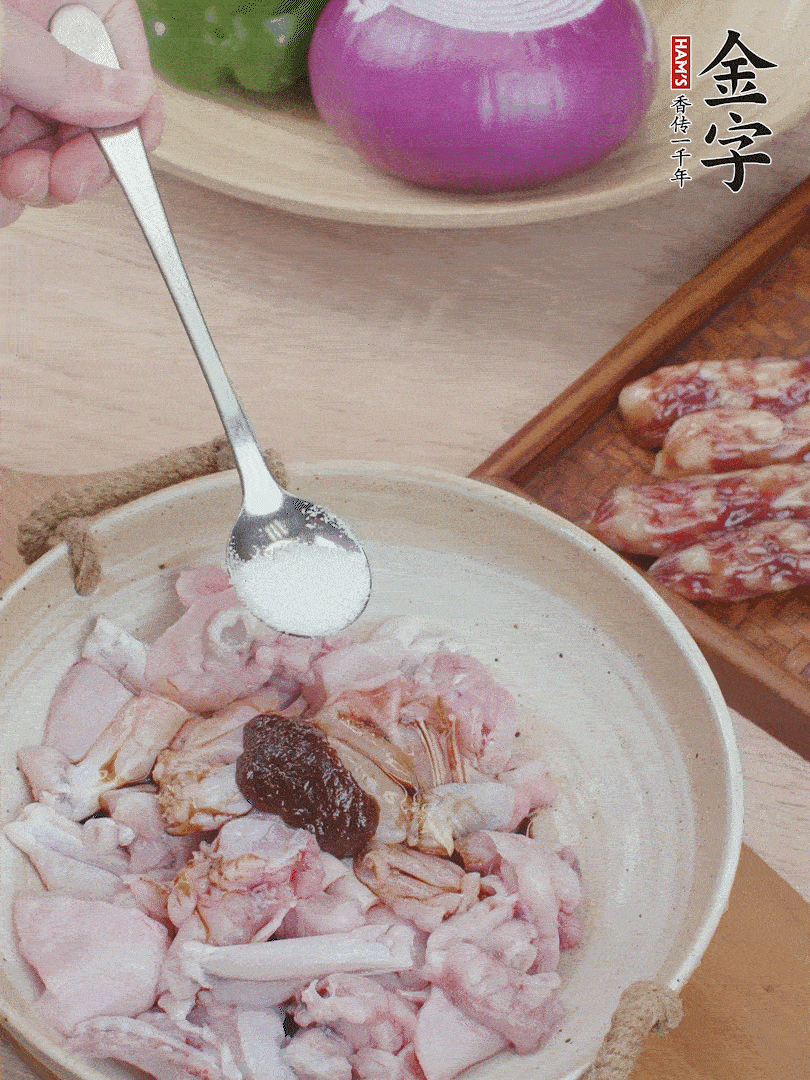 牛蛙塊加1勺柱候醬、1勺生抽、1/3勺白砂糖腌漬20分鐘。