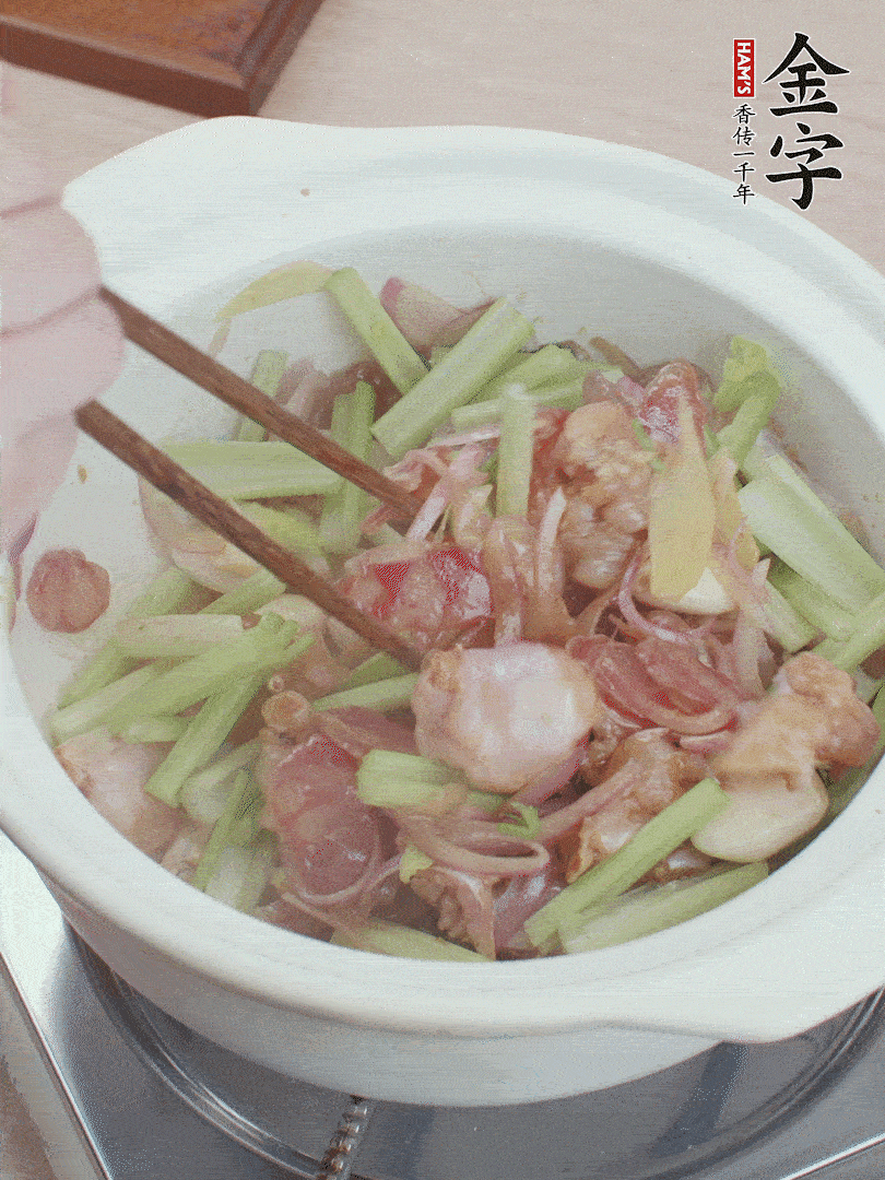 下牛蛙、芹菜、香腸翻炒。