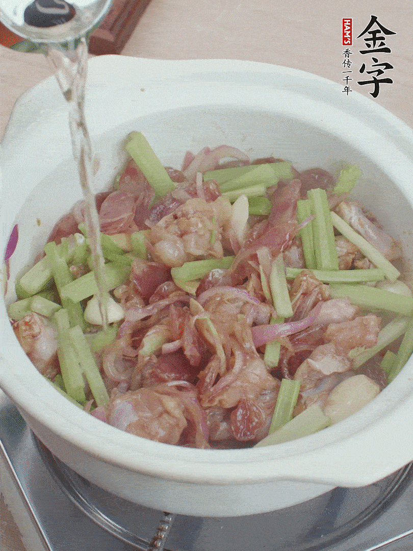 牛蛙變色后，淋點(diǎn)啤酒，加蓋后調(diào)小火燜10分鐘。