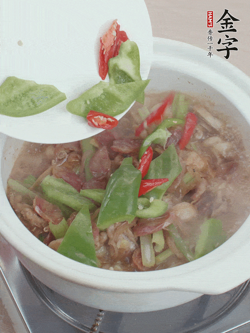 下綠菜椒，翻炒1分鐘。