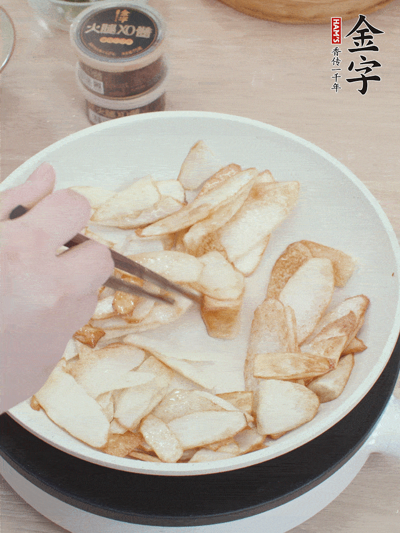 鍋中熱油，山藥煎至兩面金黃。