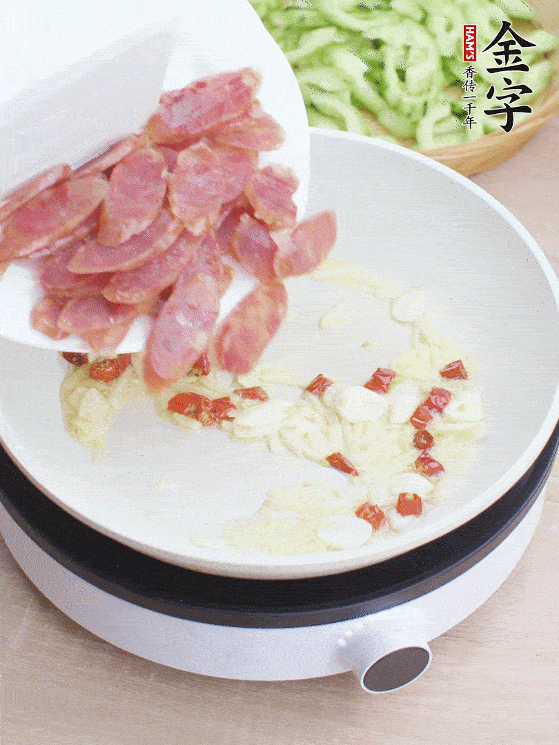 油5成熱時(shí)，姜、蒜、辣椒爆香。