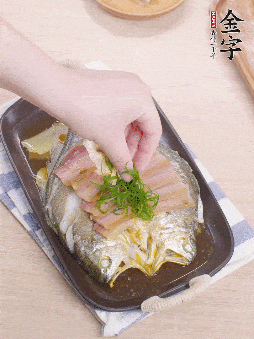 取出姜蔥，淋2勺蒸魚豉油，擺蔥絲。