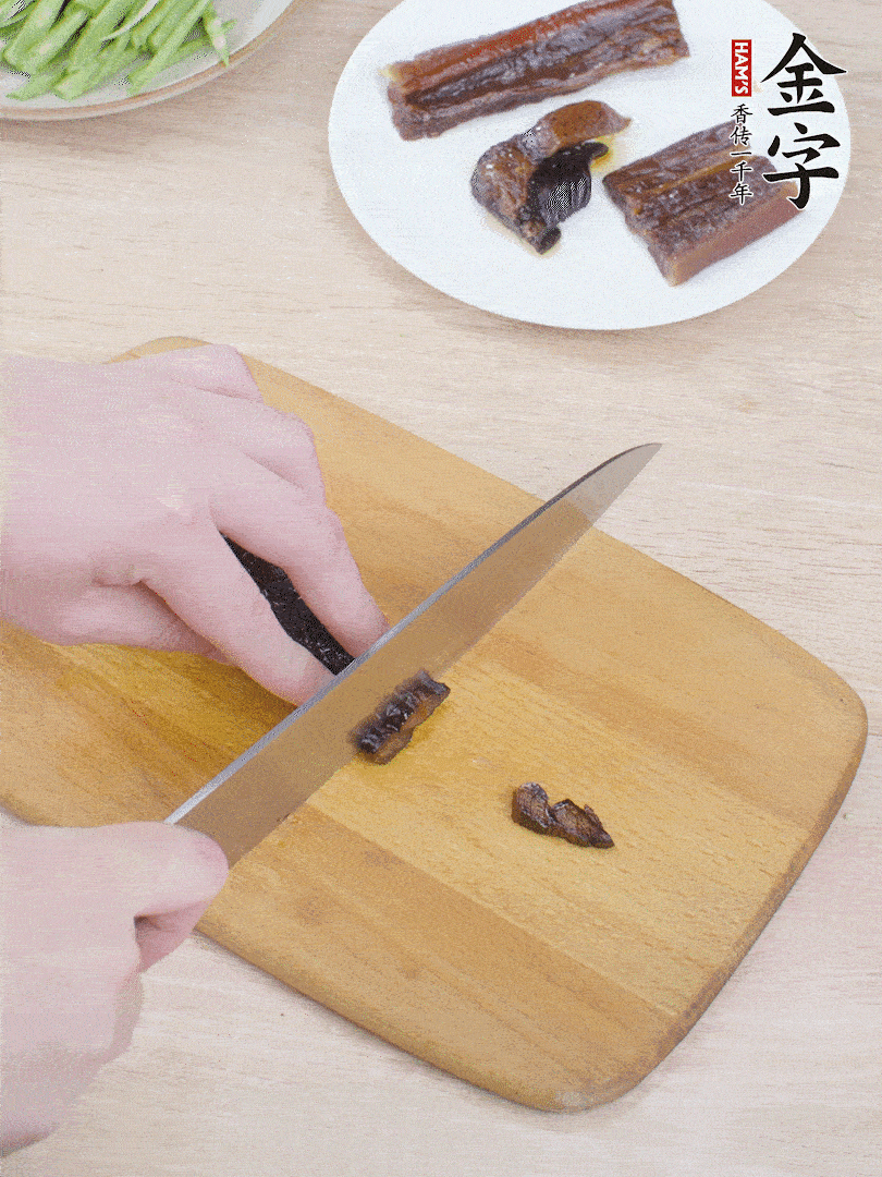 提前煮好的金字醬油肉切片。