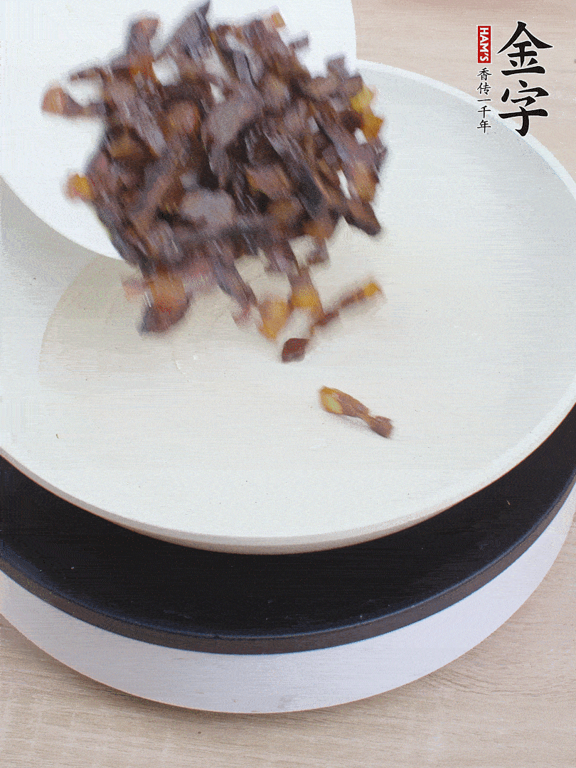 油熱倒醬油肉，編出香味。