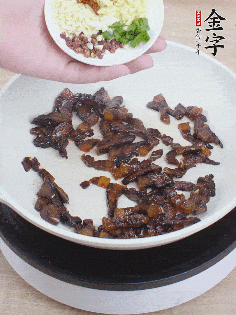 下蔥姜蒜、干辣椒、花椒粒炒香。