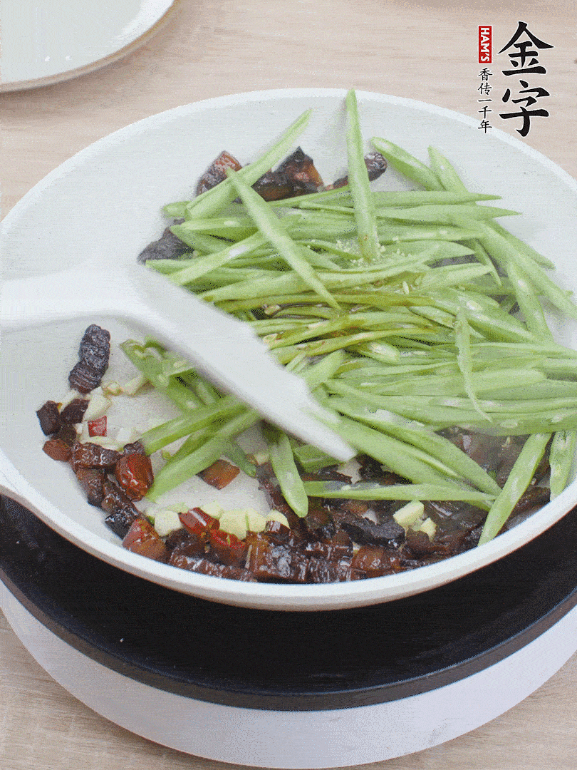 下豆角，生抽、雞精調(diào)味，炒到斷生。