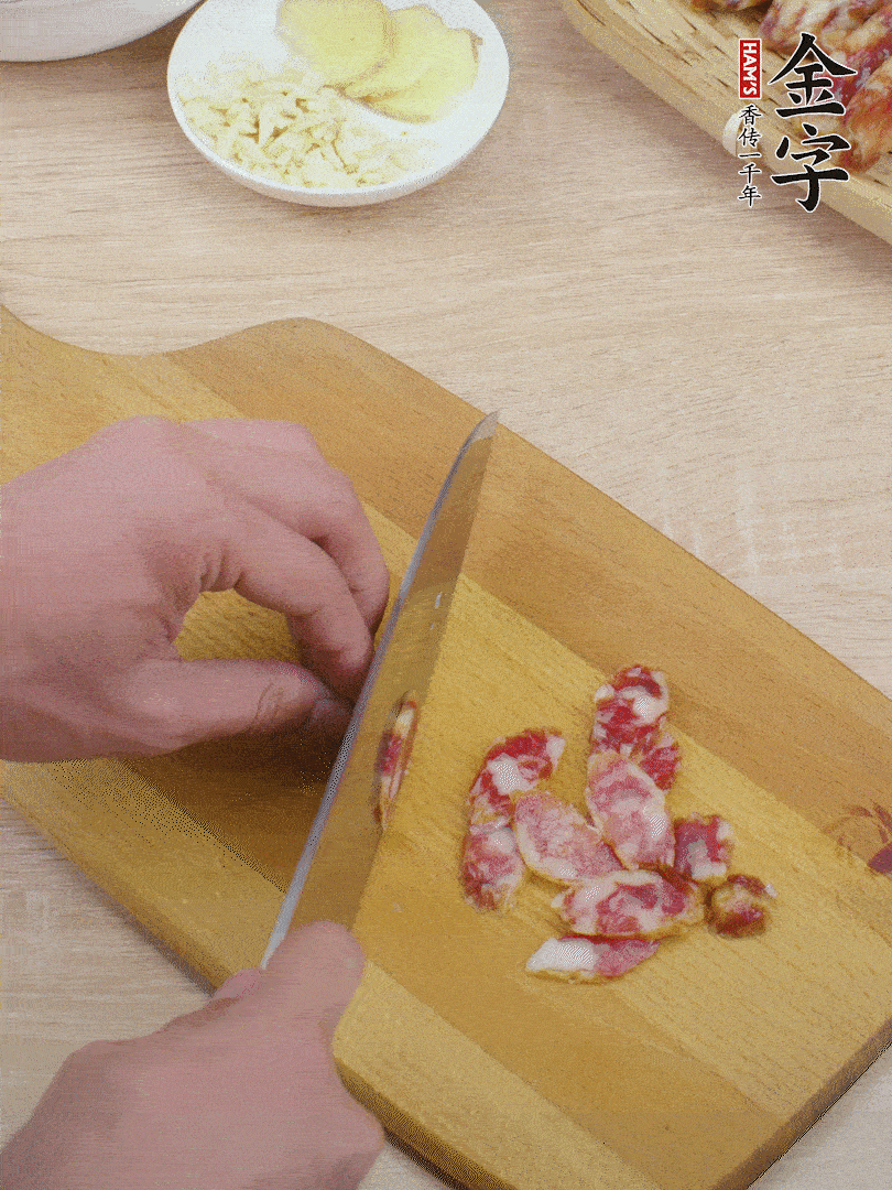 金字土香腸切片。