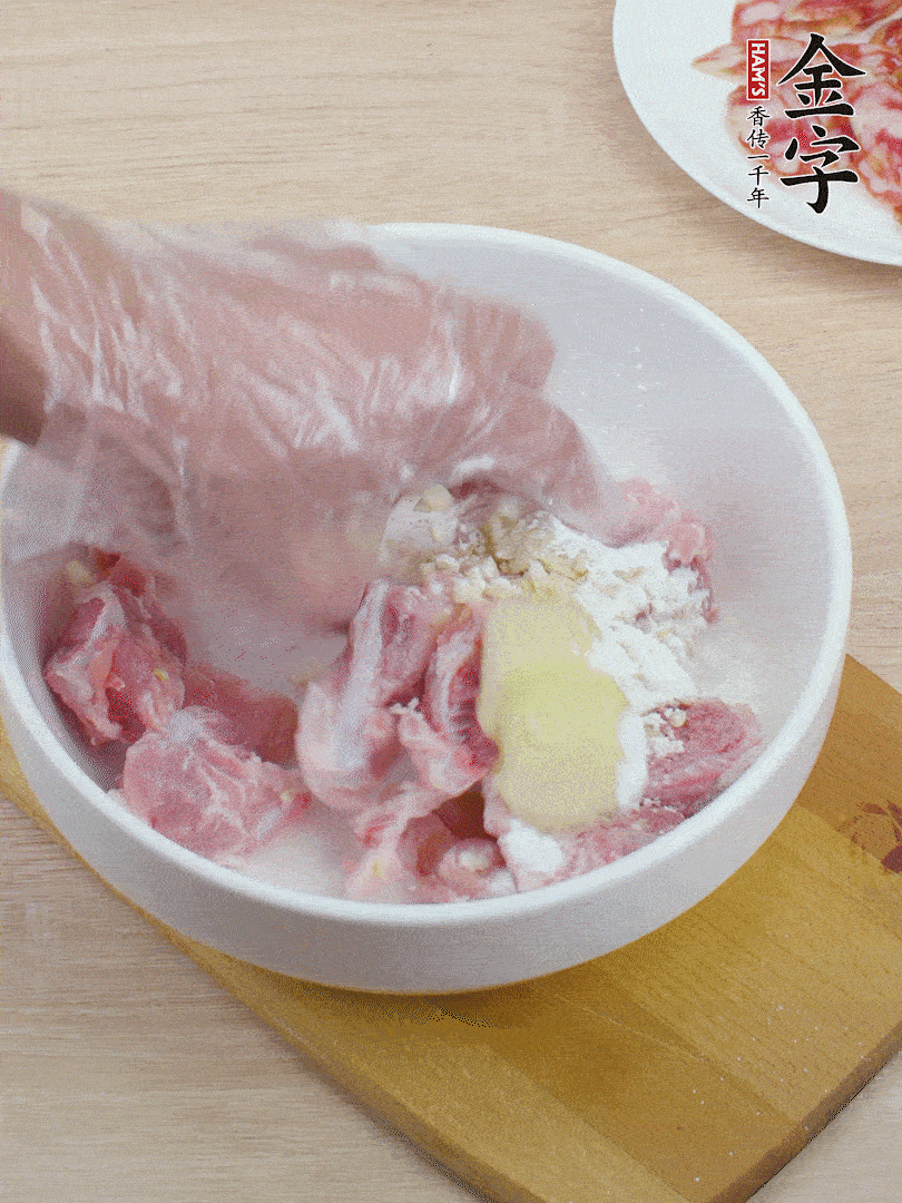 洗凈的小排，加鹽、姜、蒜末、淀粉、胡椒粉抓勻，腌制15分鐘。