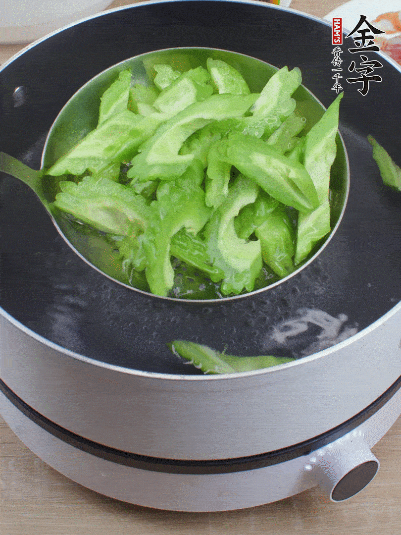 苦瓜去瓤切小塊，開水中加鹽汆燙30秒。