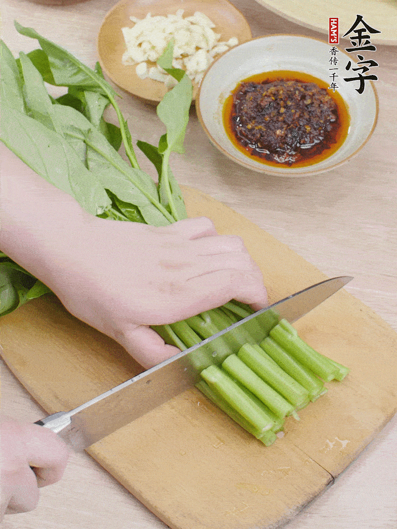 空心菜切段，大蒜拍碎切末。