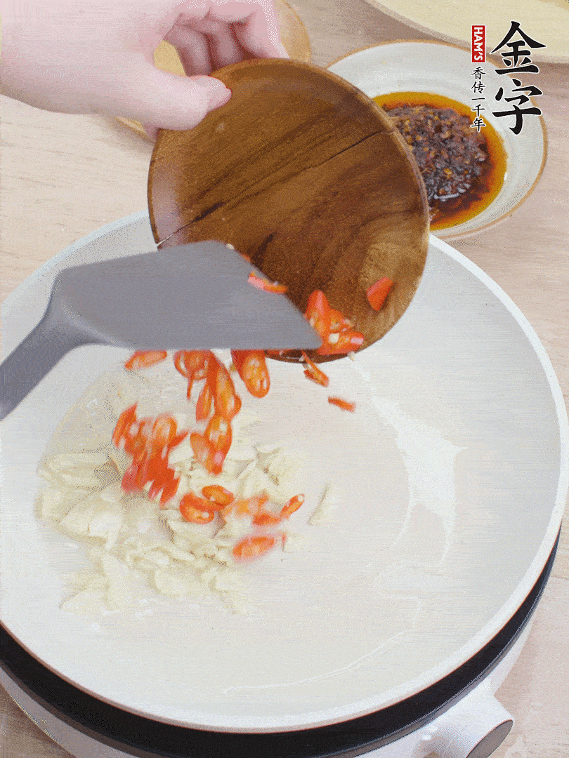 油熱煸香蒜末、辣椒。