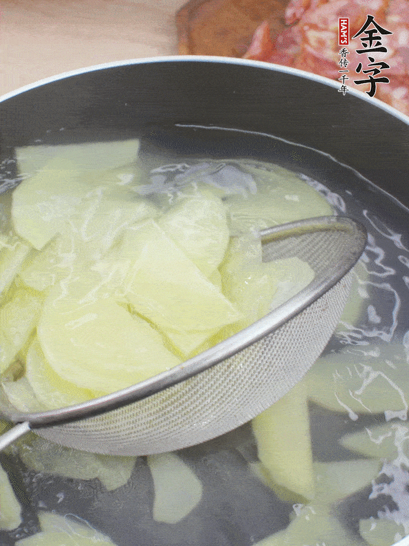 土豆去皮切片，汆燙1分鐘。香腸切薄片。