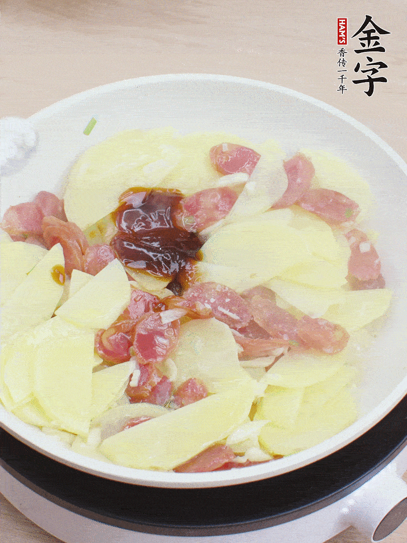 下土豆片，1勺生抽、1勺蠔油、1/3勺鹽、1/3勺糖炒至入味。