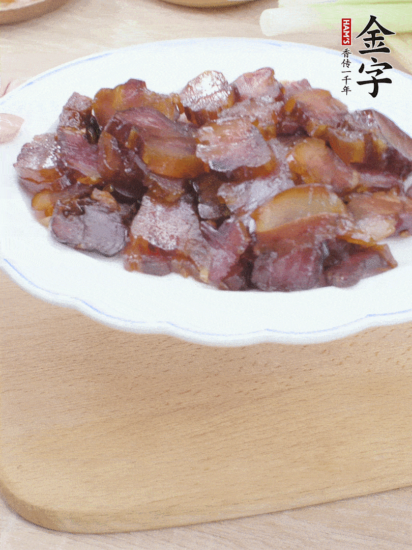 金字醬油肉水煮15分鐘，切薄片。