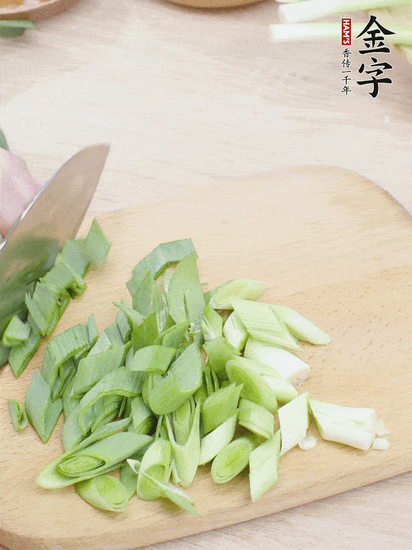 青蒜切段。（蒜白可以拍一下，再斜著切）