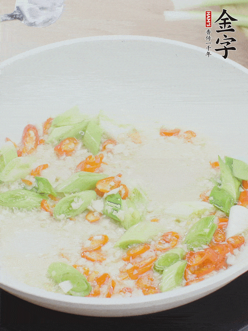 油5成熱時(shí)，下蒜末、辣椒、蒜白煸炒。