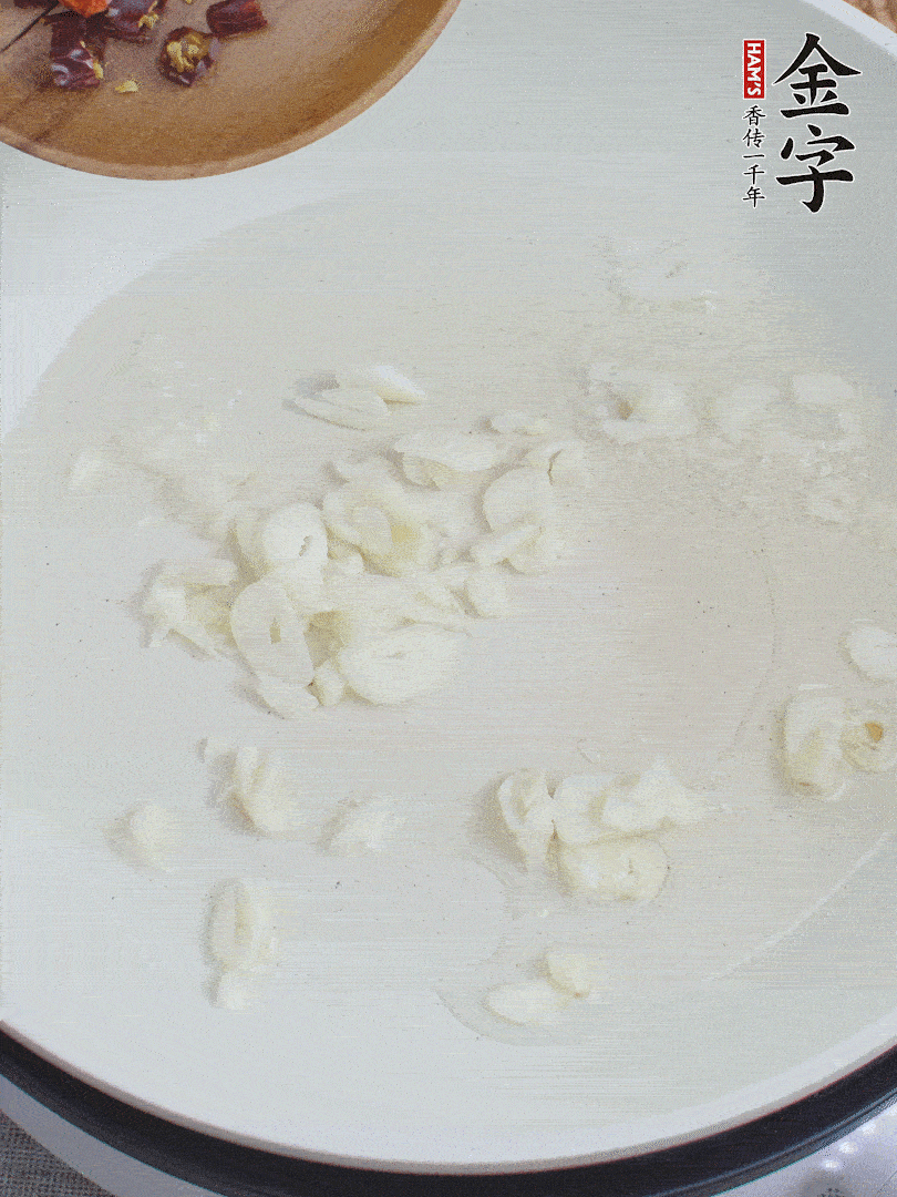 藕去皮，切成1cm見方的丁，放入清水浸泡。美人椒切圈。蒜切成末。