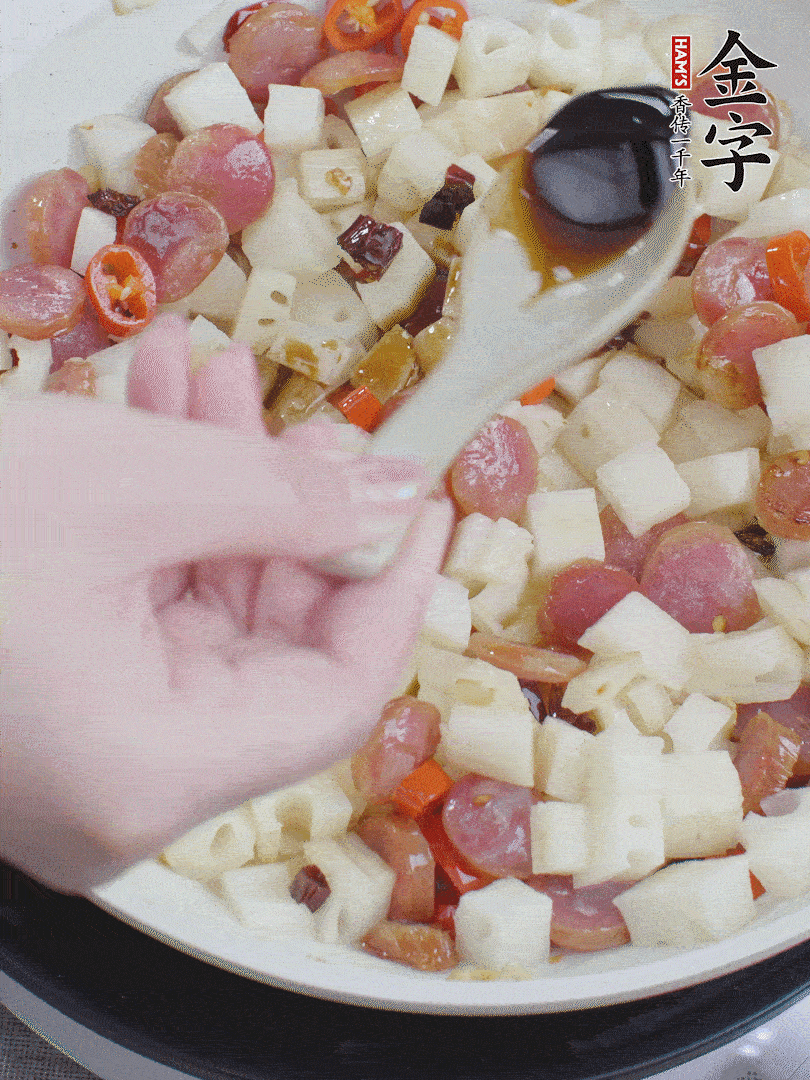 下藕丁，加生抽、香醋、白糖、鹽翻炒均勻。