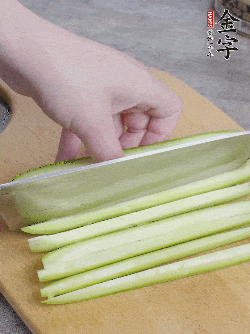 西葫蘆對(duì)半切，去瓤切條。