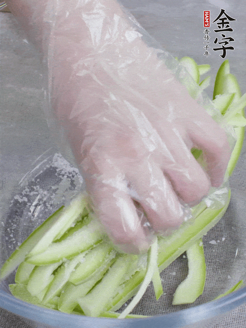 加鹽腌制15分鐘，清洗后擠干水份。