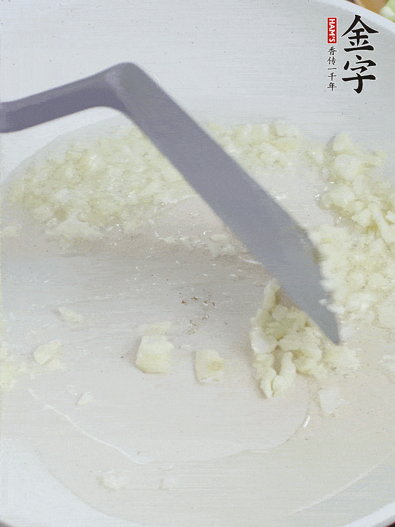 冷鍋熱油，下大蒜煎至兩面微黃。