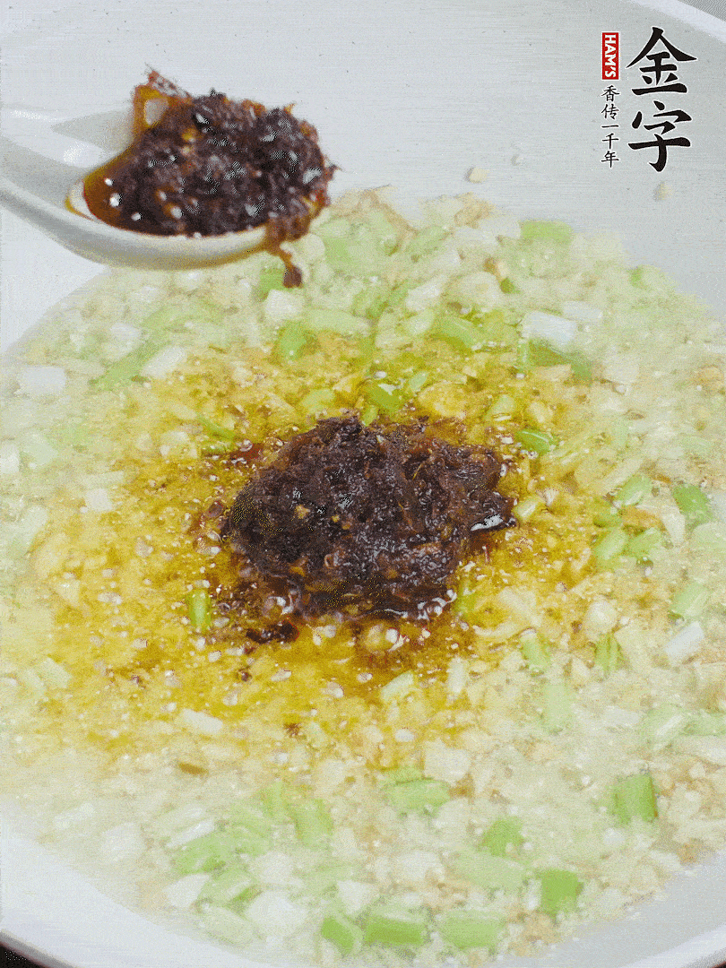 下蔥姜、1大勺金字火腿大師醬爆香。