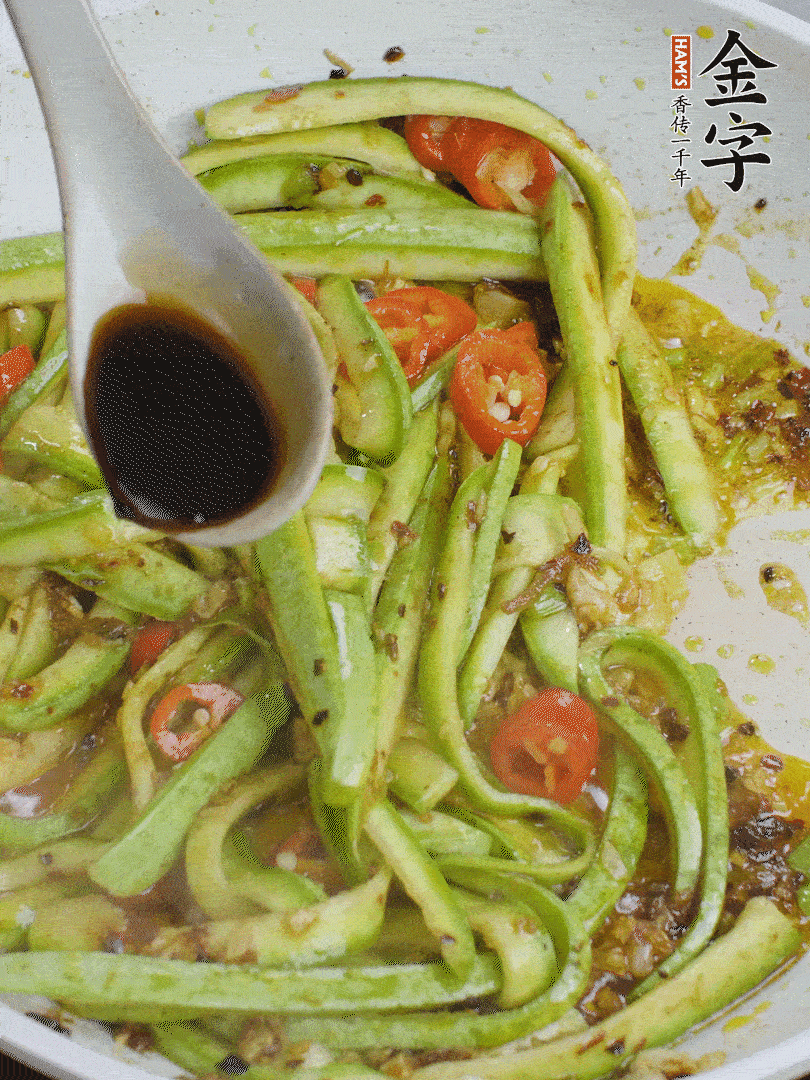 下西葫蘆，加1勺生抽、半勺蠔油、辣椒圈翻炒至斷生。