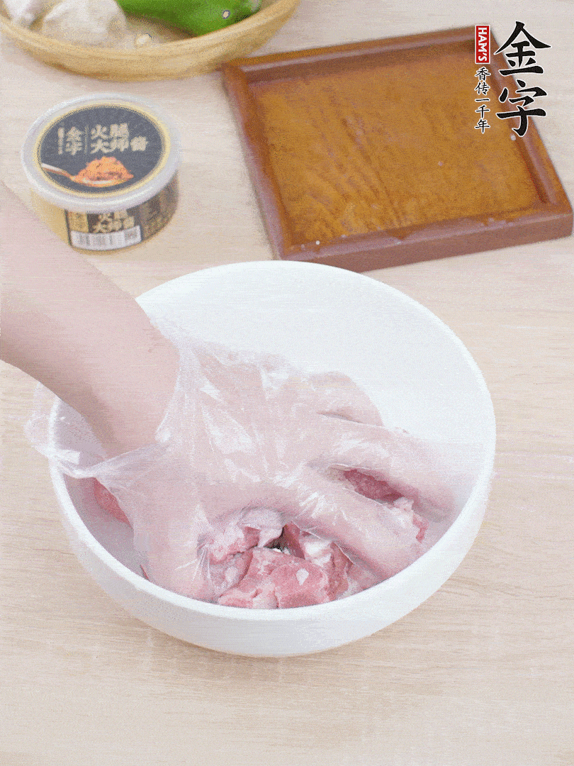 豬小排，加1勺料酒、1勺蠔油、1/3勺白胡椒粉、淀粉，抓拌均勻腌漬30分鐘。青椒去蒂去籽切塊。洋蔥去皮切塊。