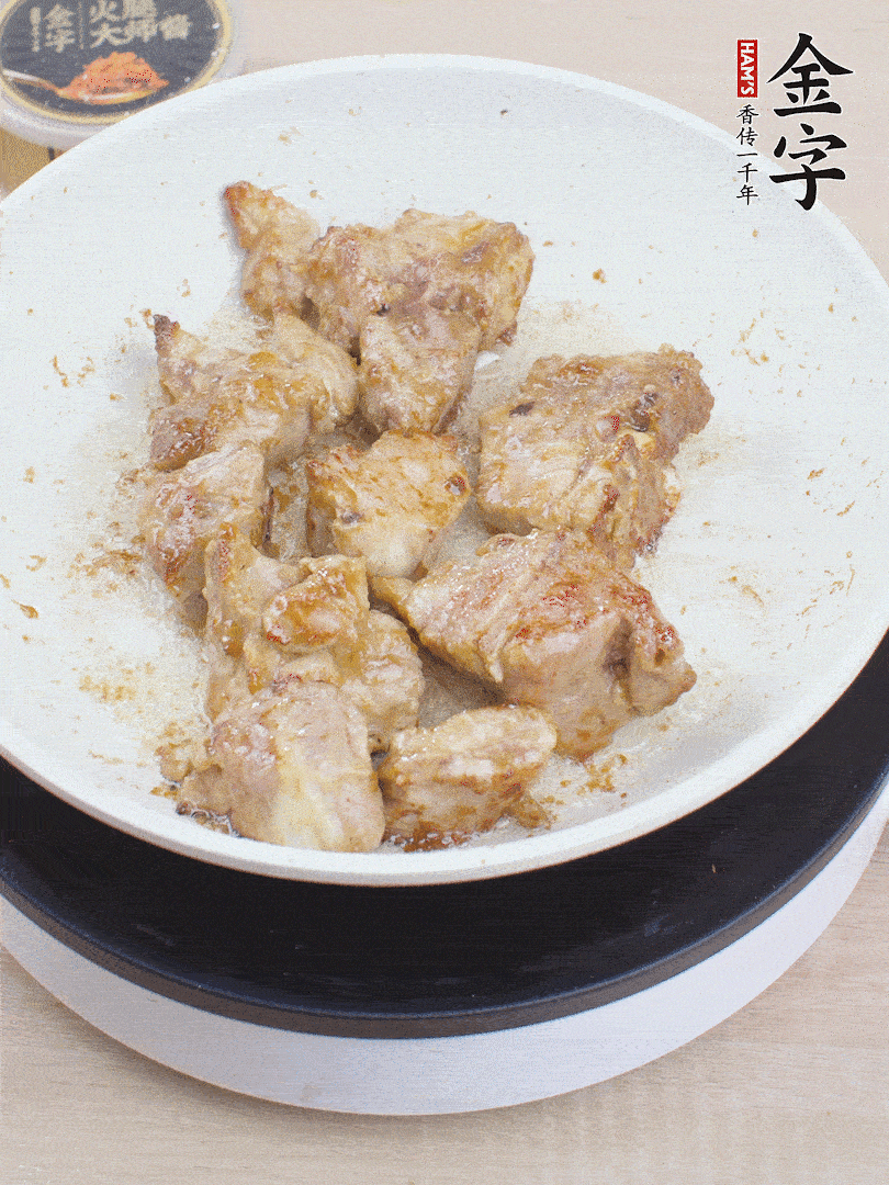 油4成熱，下小排煎炒至邊緣微微發(fā)焦。