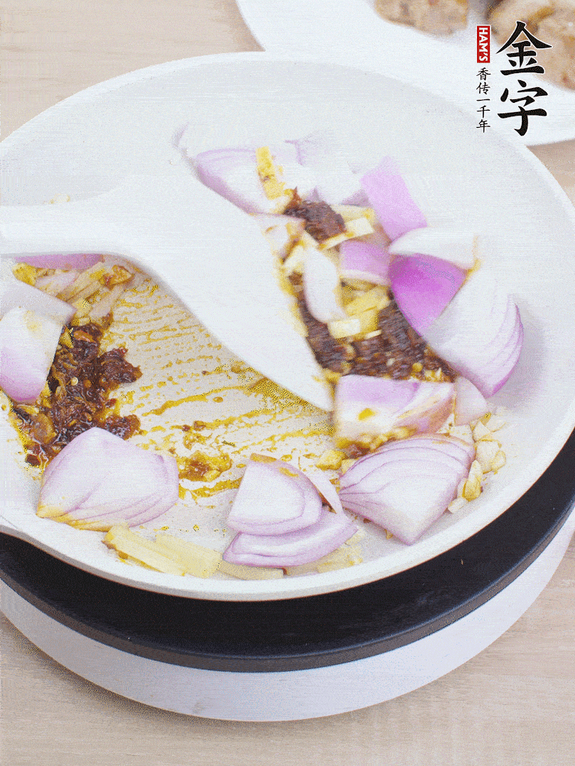 另起一鍋，姜、蒜末、1勺金字火腿大師醬、洋蔥塊炒香。