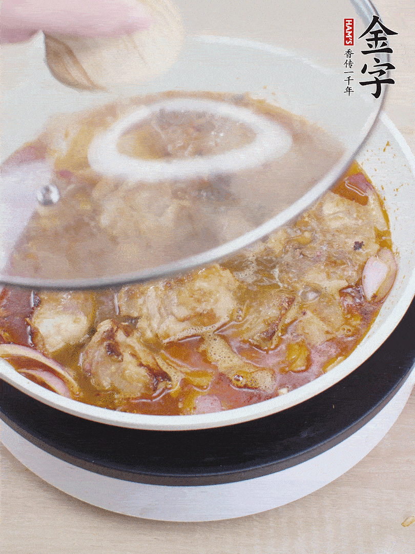 下小排翻炒，加1勺生抽、1點白砂糖和少許水燜2分鐘。