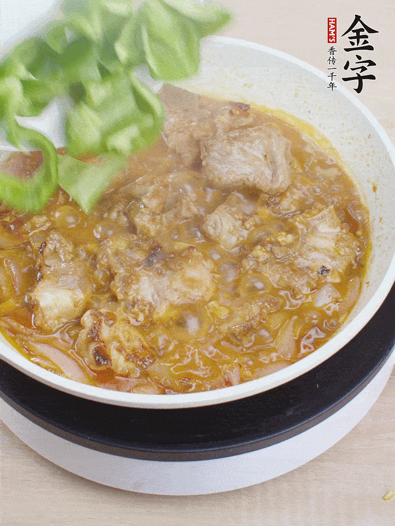 下青椒，翻炒炒至湯汁收干。