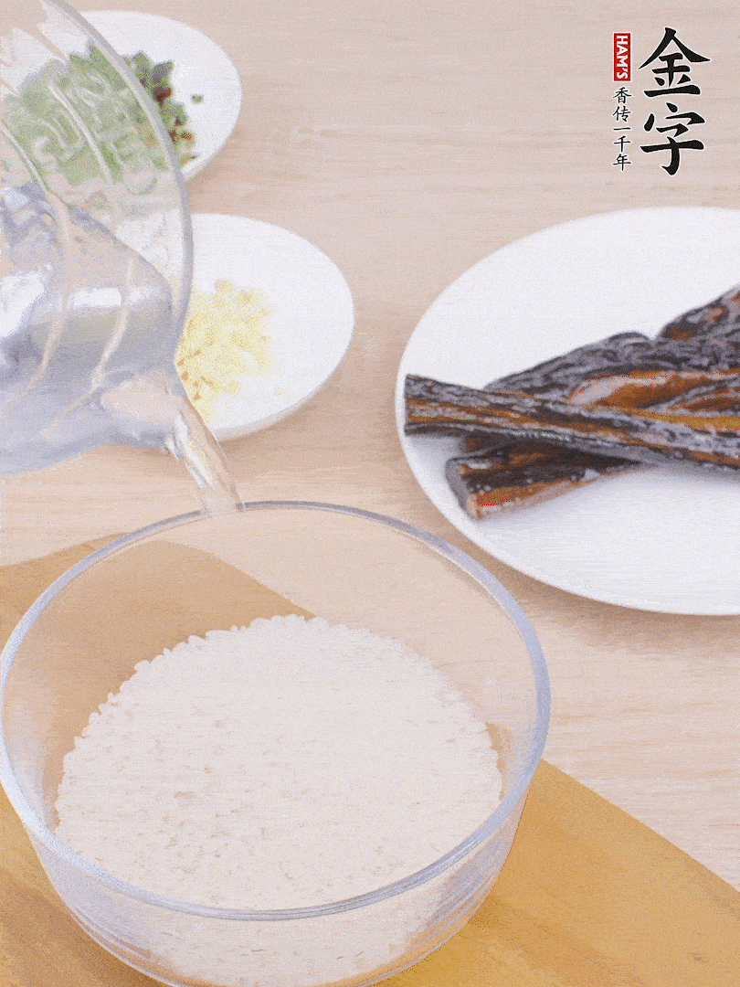 大米提前用清水浸泡1小時(shí)。