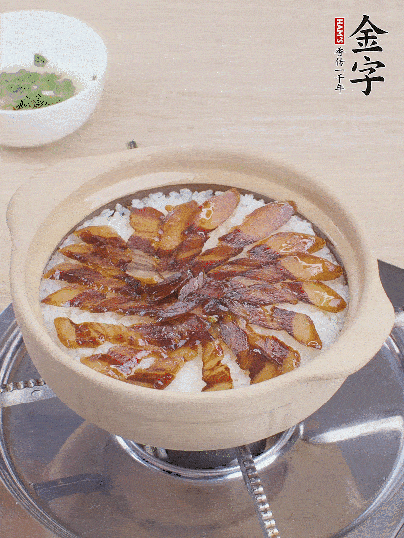 快收水時(shí)，鋪醬油肉，鍋邊淋點(diǎn)油，轉(zhuǎn)動(dòng)砂鍋，燜煮2分鐘。