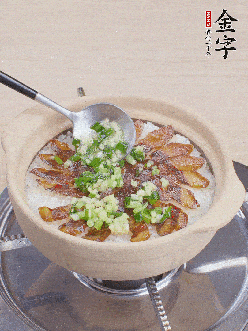 倒蔥姜醬再燜1分鐘。（也可以淋點(diǎn)生抽）