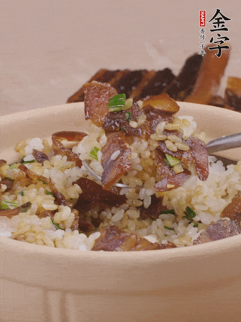 揭蓋后撒點(diǎn)蔥花裝飾，趁熱拌勻。